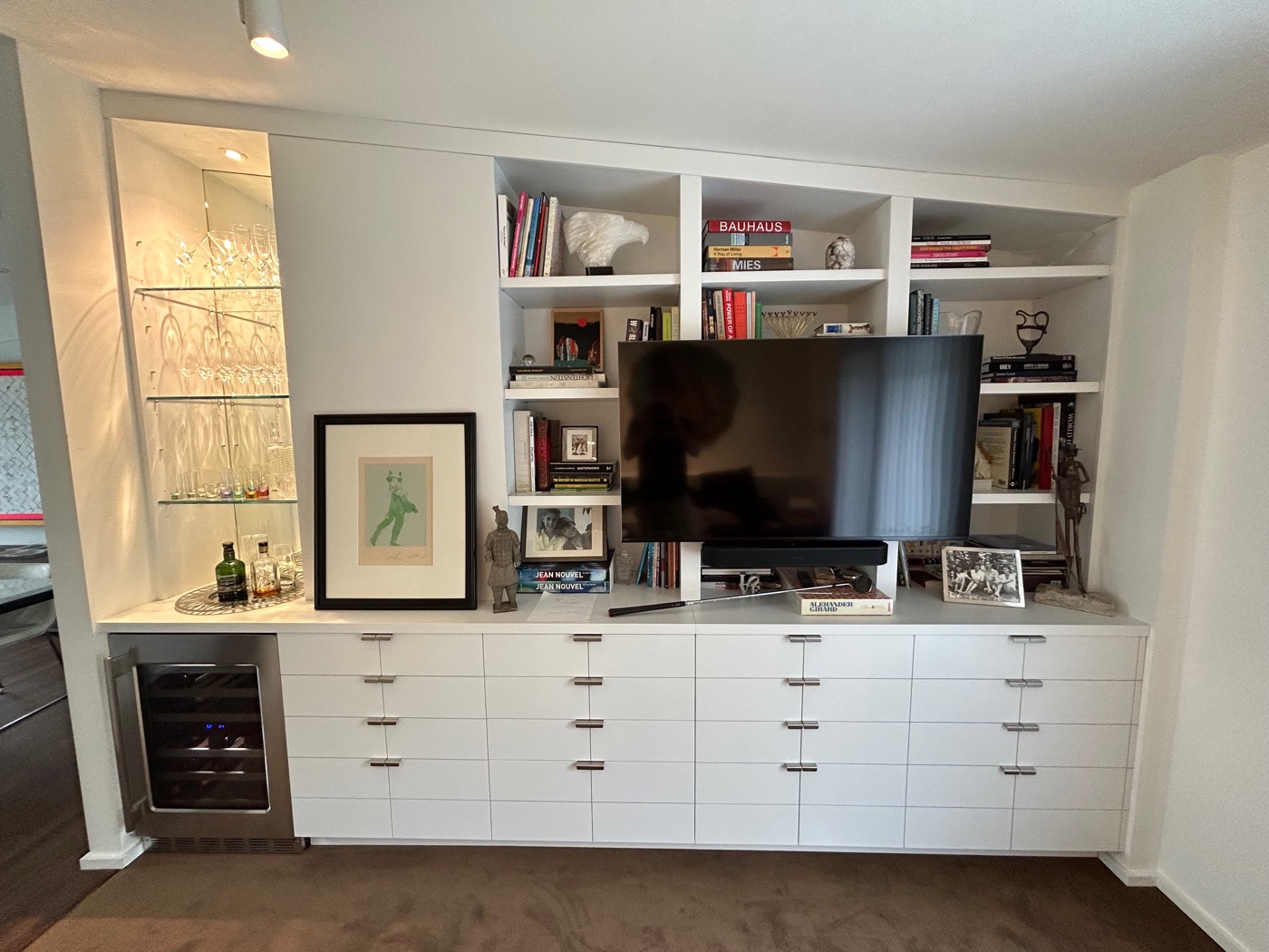 White built-in bookshelf and media cabinet