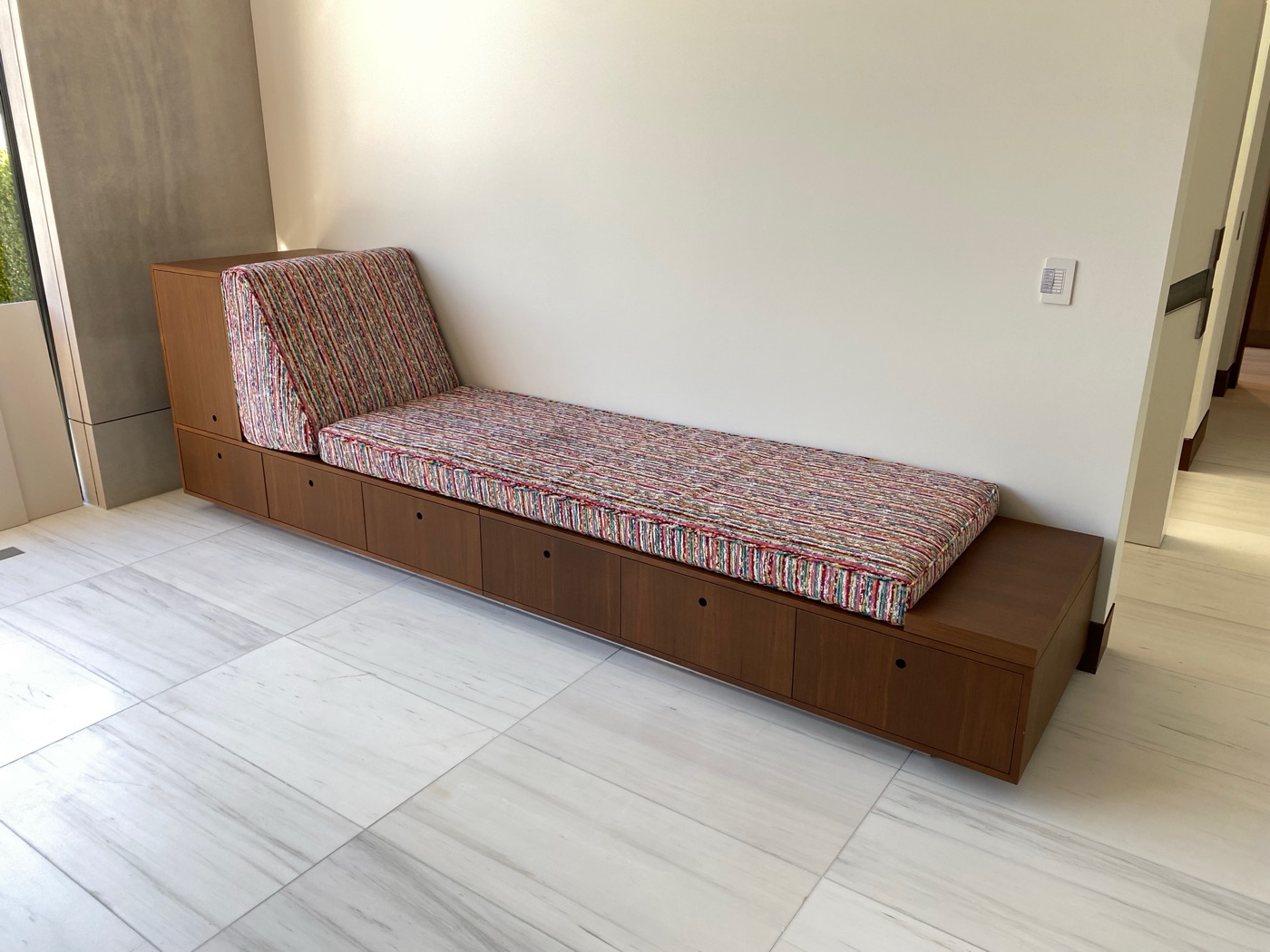 Upholstered daybed bench